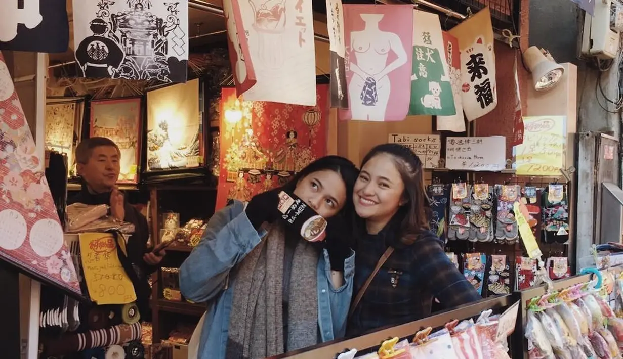Tak ketinggalan momen kebersamaanya dengan Marshanda yang kala itu berada di Jepang. Lagi-lagi negeri dengan musim dingin selalu jadi tujuan liburan Alyssa yang mewajibkannya mengenakan pakian tebal. (Liputan6.com/IG/@dollyssa).