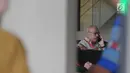 Politikus Partai Golkar, Melchias Markus Mekeng berada di ruang tunggu sebelum menjalani pemeriksaan di Gedung KPK, Jakarta, Rabu (19/9). Ketua Fraksi Golkar di DPR itu diperiksa sebagai saksi dalam kasus suap PLTU Riau-1. (Merdeka.com/Dwi Narwoko)