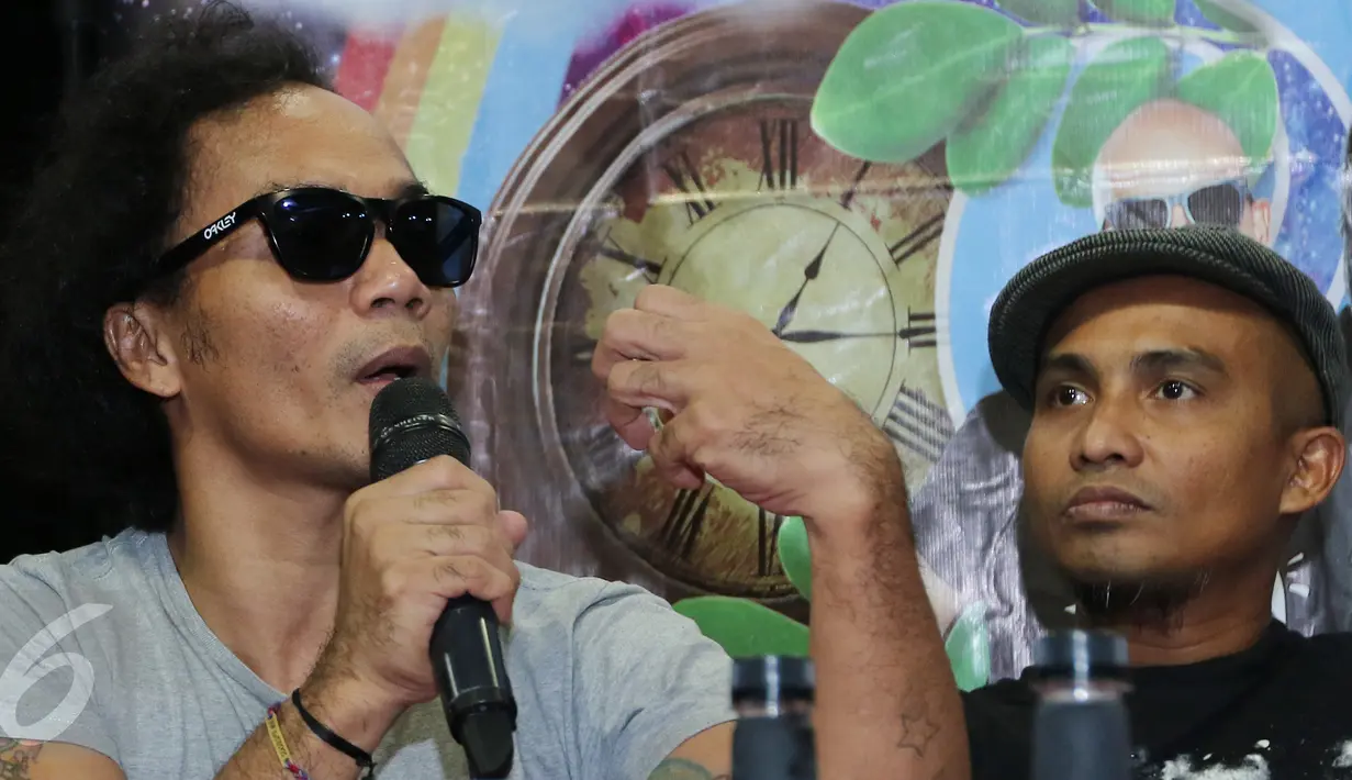 Kaka memberikan keterangan saat konferensi pers terkait konser Slank, Jakarta, Sabtu (26/12/2015). Slank tidak mengadakan konser di luar karena jika diluar akan merepotkan pihak kepolisian (Liputan6.com/Herman Zakharia)