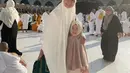 Acha Septriasa sedang menjalankan Umrah bersama keluarganya termasuk putrinya, Bridgia. Sang putri tampil dengan kerudung panjang coklat dan gamis beige ruffle. [@septriasaacha]