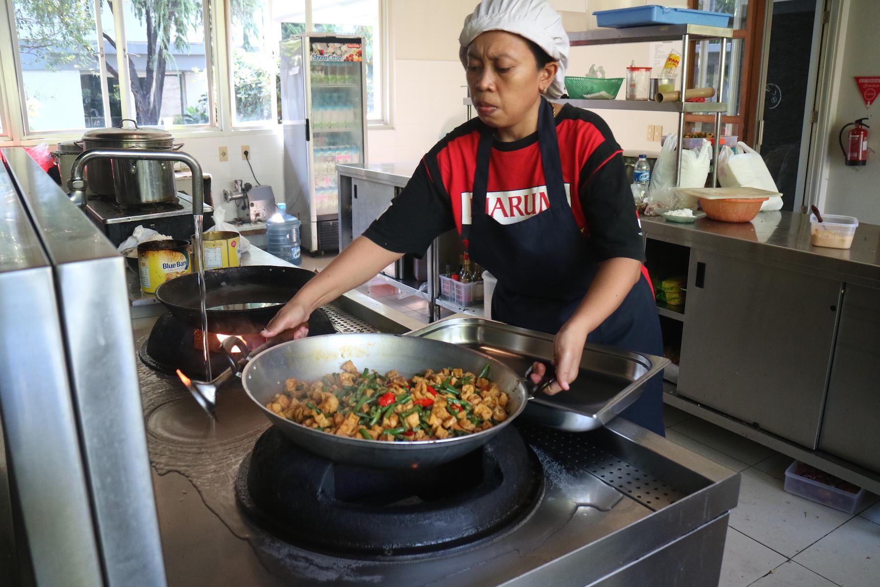 Para atlet mendapatkan asupan gizi yang terkontrol dari tim dokter. (bola.com/Aditya Wicaksono)