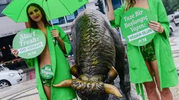 Dua aktivis wanita dari PETA yang menyebut diri mereka "Selada Ladies" saat mempromosikan gaya hidup vegan di Istanbul, Turki (17/8). Kampanye hidup vegan ini akan berlanjut ke negara Amerika Serikat dan Eropa. (AFP Photo/Yasin Akgul)