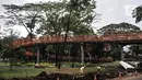 Pekerja menyelesaikan pembangunan Tebet Eco Garden di Jakarta Selatan, Kamis (3/3/2022). Pembangunan Tebet Eco Garden masuk proses finishing dan akan memiliki fasilitas jembatan penghubung, area bermain anak, community garden, thematic garden, dan sarana olahraga. (merdeka.com/Iqbal S. Nugroho)