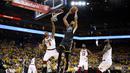 Pebasket Golden State Warriors, JaVale McGee, berusaha memasukan bola saat melawan Cleveland Cavaliers pada final NBA di Oracle Arena, Oakland, Minggu (3/6/2018). Warriors menang 122-103 atas Cavaliers. (AFP/Ezra Shaw)