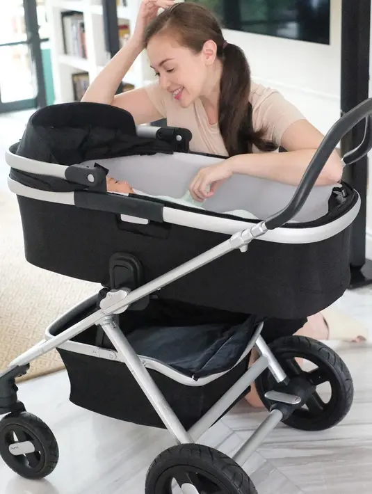 "Gue saat itu merasakan sakit luar biasa yang enggak bisa digambarin. Jadi kalau gue merasakan ini berarti nyokap gue, mertua gue juga ngerasain ini," sambungnya. (Instagram/riantic)