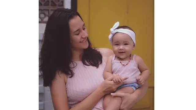 Lama Vakum, Ini 7 Potret Terbaru Dahlia Poland yang Jadi Mama Muda