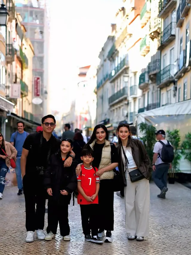 6 Potret Anang-Ashanty Liburan Lebaran di Portugal, Bertemu Keluarga Sarah Menzel