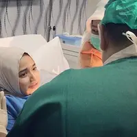 Ditemui di RSIA Kemang, Jakarta Selatan, Hengky mengutarakan kebahagiannya dikaruniai bayi laki-laki bersama Sonya. Ia pun bercerita proses perjuangan Sonya melahirkan anak laki-lakinya tersebut. (Instagram/hengkykurniawan)