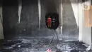 Petugas pemadam kebakaran melakukan pendingan di gedung Hailai yang terbakar di kawasan Ancol, Jakarta Utara, Selasa (5/11/2019). Bangunan itu dahulunya merupakan restoran dan klub namun saat ini dalam kondisi kosong dan dalam tahap pembongkaran. (Liputana6.com/Faizal Fanani)