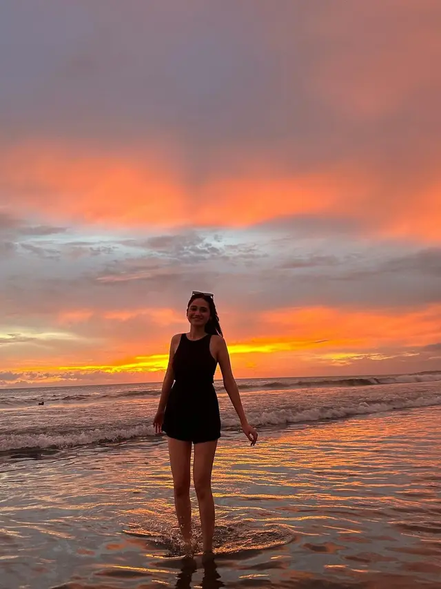 Syifa Hadju di pantai (Instagram/syifahadju)