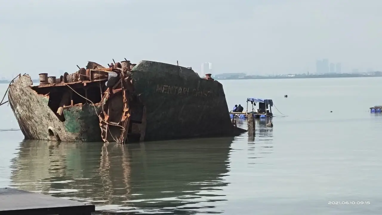 Bangkai kapal MV Mentari Crystal (Dian Kurniawan/Liputan6.com)