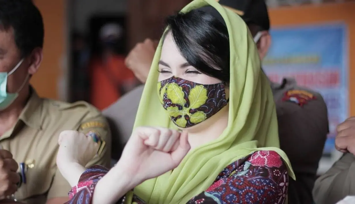 Meski menggunakan masker, Arumi Bachsin tetap menawan dan menarik perhatian. Ia kerap mengenakan masker dengan warna yang serasi dengan kerudung atau pakaiannya. (Liputan6.com/IG/@arumibachsin_94).