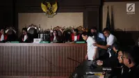 Tersangka korupsi proyek E-KTP Setya Novanto digiring ke ruang persidangan di Pengadilan Tipikor, Jakarta, Rabu (13/12). Sidang beragendakan pembacaan dakwaan dari Jaksa Penuntut Umum KPK. (Liputan6.com/Helmi Fithriansyah)