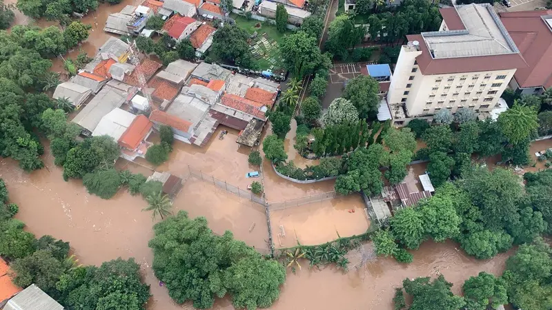 Pantauan titik banjir Jakarta dari udara yang dilakukan Kepala BNPB Letjen TNI Doni Monardo, Gubernur DKI Jakarta Anies Baswedan, dan Menteri PUPR Basuki.