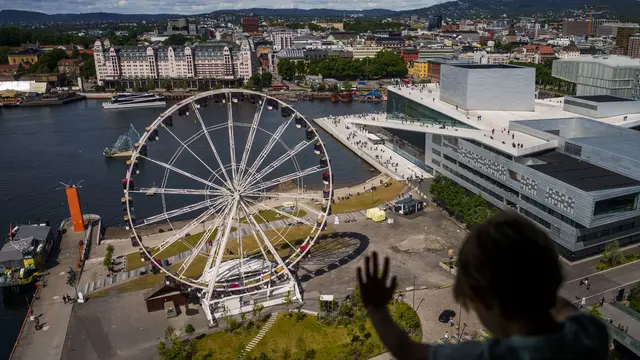 Dari jendela Museum Munch, menunjukkan Bianglala dengan Gedung Opera di latar depan dan kota Oslo, Norwegia, pada 29 Mei 2025. Javad Parsa / NTB / AFP