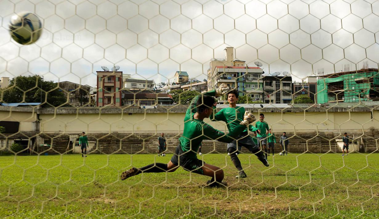 Para pemain Timnas Indonesia U-19 berlatih tembakan jarak jauh di Stadion Padomar, Yangon, Sabtu (9/9/2017). Pada laga Piala AFF U-18 selanjutnya Timnas U-19 akan melawan Vietnam U-19. (Liputan6.com/Yoppy Renato)