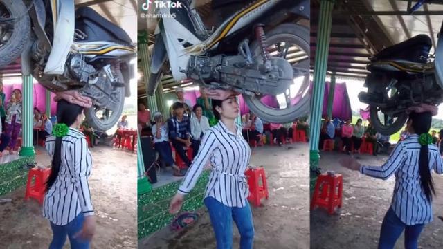 6 Potret Orang Bawa Barang Pakai Kepala Ini Bikin Heran