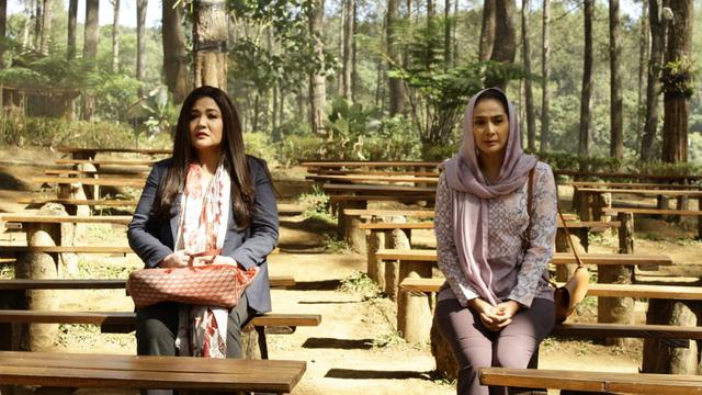 Cornelia Agatha sebagai Sarah.