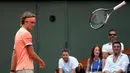 Petenis Jerman, Alexander Zverev melempar raketnya ketika kehilangan servis pada babak kedua Prancis Terbuka di Stade Roland Garros, Rabu (30/5). Zverev harus bermain selama 3 jam 24 menit mengatasi petenis Serbia, Dusan Lajovic. (AP/Alessandra Tarantino)