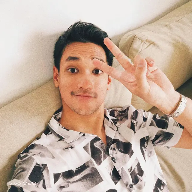 6 Potret Afgan Syahreza Tanpa Kacamata, Bikin Pangling Netizen