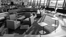Deretan sofa dan meja di ruang tunggu Terminal 3 Ultimate Bandara Soekarno-Hatta, Cengkareng, Tangerang, Minggu (24/7). Desainnya banyak memanfatkan kaca pada ruang tunggu penumpang sehingga terlihat lebih luas dan terang.  (Liputan6.com/Fery Pradolo)