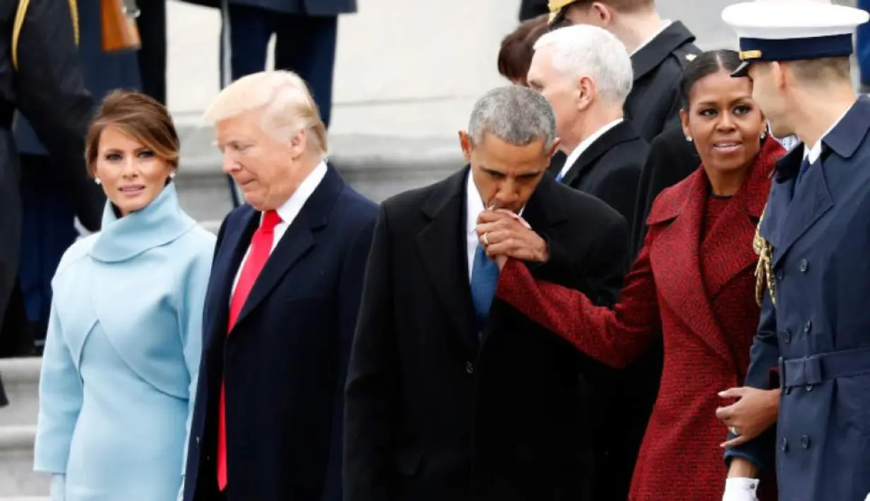 Jadi menurut kamu, mana nih yang lebih gemesin? Obama  dan istri atau Donald Trump dan istri? (archive.sltrib)