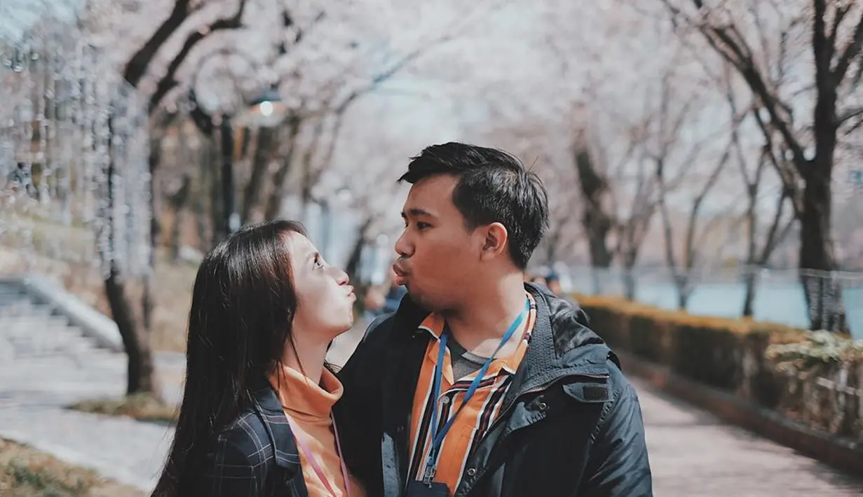 Selama pacaran, dua sejoli ini juga pernah bermain film bersama di Yowis Ben 2. Keduanya juga pernah berlibur ke Seoul, Korea Selatan. Berlatar pemandangan indah khas Korea Selatan, pasangan kekasih ini mengabadikan momen manis. (Liputan6.com/IG/jojosuherman)