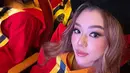 Potret Gabriella Ekaputri pakai wisuda dan toga wisuda lengkap. Ini adalah potret Gaby ketika wisuda tengah berlangsung dan menantikan namanya dipanggil. Kenakan jubah wisuda dan toga adalah yang dinantikan oleh mahasiswa semester akhir, begitu juga dengan Gabriella Ekaputri. Kerja kerasnya terbayar, keluarga dan sahabat Gaby bangga atas pencapaiannya. (Liputan6.com/IG/@gabriellaekaputri)