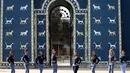 Sejumlah calon kontestan Miss Irak berpose saat sesi pemotretan di Arkeologi kuno Babel, Kota Modern Hila, Baghdad, Irak, Kamis (17/12). Ajang Miss Irak ini akan berlangsung pada tanggal 19 Desember 2015. (AFP/AHMAD AL-RUBAYE)