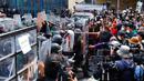 Pengunjuk rasa berhadapan dengan polisi antihuru-hara saat memprotes KTT APEC di Bangkok, Thailand, , Jumat (18/11/2022). KTT APEC yang berlangsung pada tanggal 18-19 November 2022 diwarnai aksi unjuk rasa. (AP Photo/Sarot Meksophawannakul)