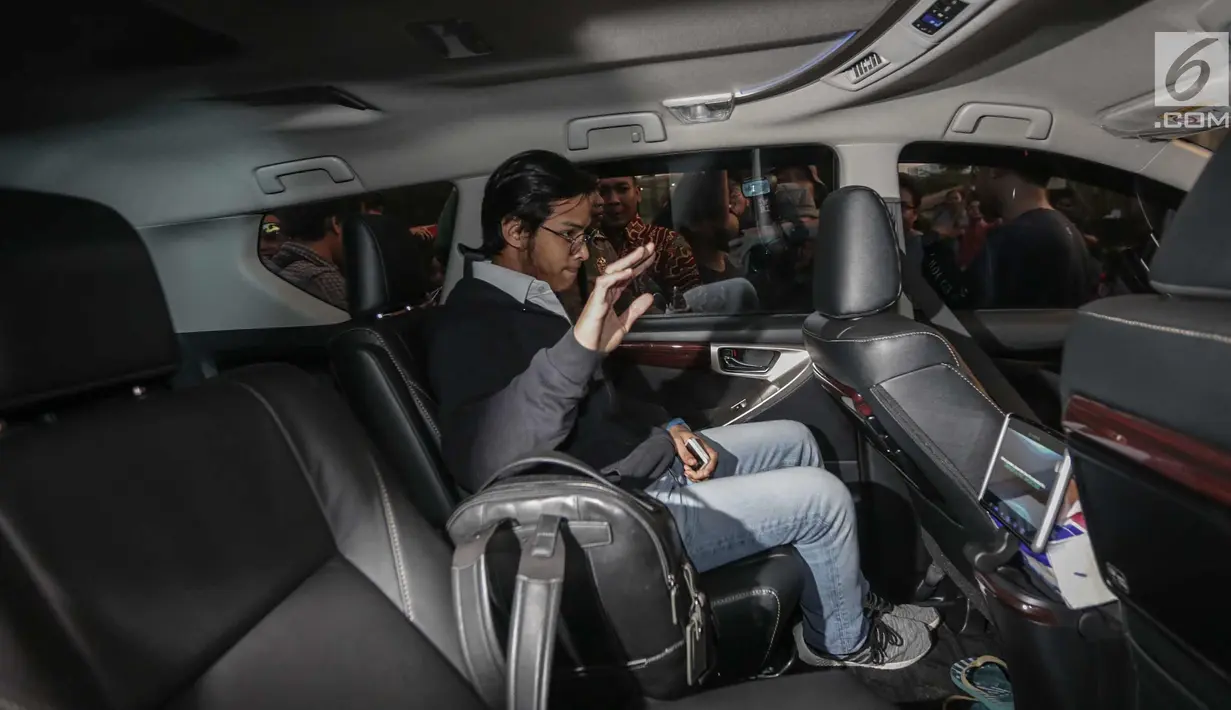 Putra Sulung Setya Novanto Rheza Herwindo berada di dalam mobil usai menjalani pemeriksaan di KPK, Jakarta, Jum'at (22/12). Rheza diduga terlibat dalam kasus tersangka Direktur Utama PT Quadra Solution Anang Sugiana Sudiharjo. (Liputan6.com/Faizal Fanani)
