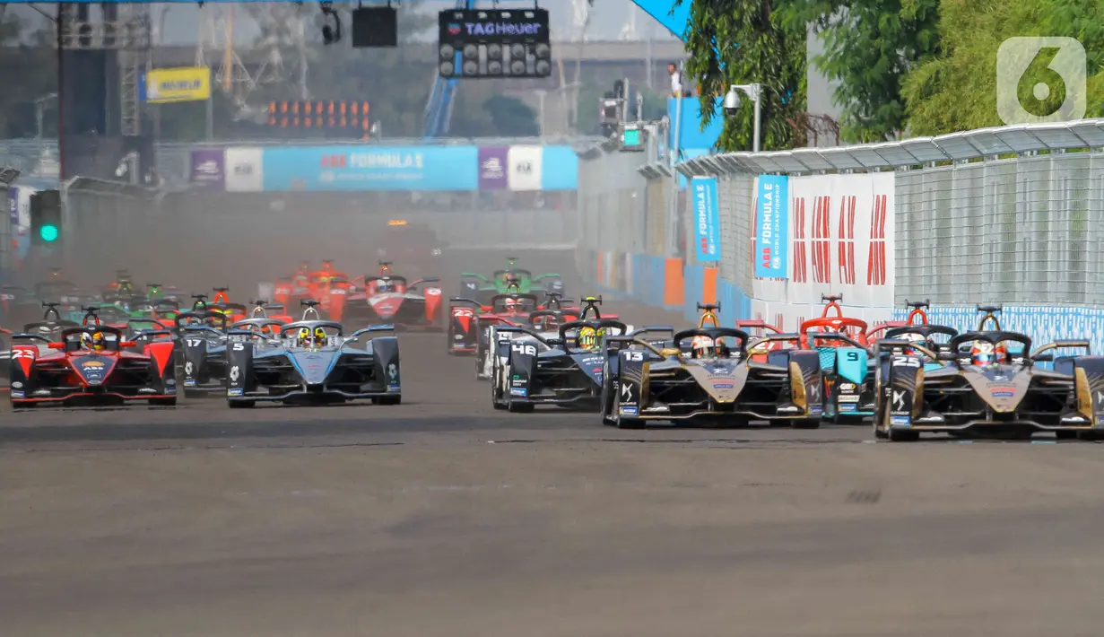 Pembalap melaju pada balapan Formula E seri kesembilan di Jakarta International E-Prix Circuit (JIEC), Jakarta, Sabtu (4/6/2022). Pembalap Jaguar TCS Mitch Evans menjadi pemenang usai menjadi yang tercepat menyelesaikan putaran 40 lap dengan catatan waktu 48 menit 28, 424 detik. (Liputan6.com/Herman Zakharia)