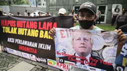 Aktivis melakukan aksi protes ketidakadilan iklim di depan Kedubes Inggris, Jakarta, Rabu (3/11/2021). Pendanaan iklim tersebut merupakan kewajiban sebagian besar negara anggota G20 berdasarkan andilnya dalan emisi historis. (Liputan6.com/Faizal Fanani)