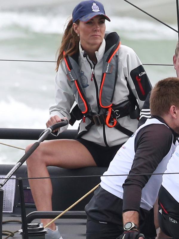 Kate Middleton berpartisipasi dalam perlombaan perahu King's Cup Regatta di Cowes, lepas pantai selatan Inggris pada 8 Agustus 2019. Ini adalah kali pertama kalinya, Kate mengenakan celana pendek dalam delapan tahun terakhir, sejak menjadi anggota kerajaan. (AP Photo)