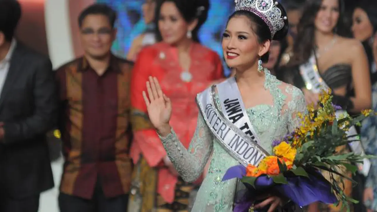 Elvira Devinamira Serahkan Mahkota Kepada Anindya Kusuma Putri