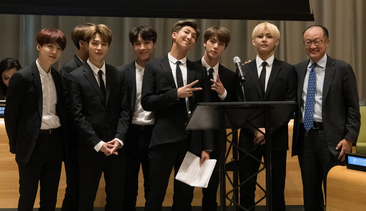 Boyband Korea Selatan, BTS berfoto bersama Presiden Bank Dunia Jim Yong Kim (kanan) saat menghadiri sidang umum PBB di New York, Senin (24/9). BTS turut hadir dan menyampaikan pandangan mereka tentang isu generasi muda di seluruh dunia. (AFP/Mark GARTEN)