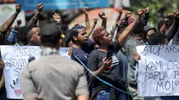 Ikatan Mahasiswa Pelajar dan Masyarakat Papua (IMMAPA) menyampaikan orasi saat berunjuk rasa di Lapangan Niti Mandala, Denpasar, Bali, Kamis (22/8/2019). Massa aksi ini juga mendapat pengawalan dari kepolisian setempat. (SONNY TUMBELAKA/AFP)