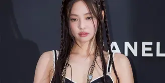 Ia juga mengenakan beberapa aksesori seperti&nbsp;jarinya mengenenakan cincin mini &mdash; dan perhiasan berlapis-lapis. Serta kalung panjang layering emas, perak, dan berlian dari koleksi Coco Crush, dengan motif rantainya. Dia menumpuk cincin di satu sisi dan berbagai gelang di sisi lain.&nbsp;[@jennierubyjane]
&nbsp;