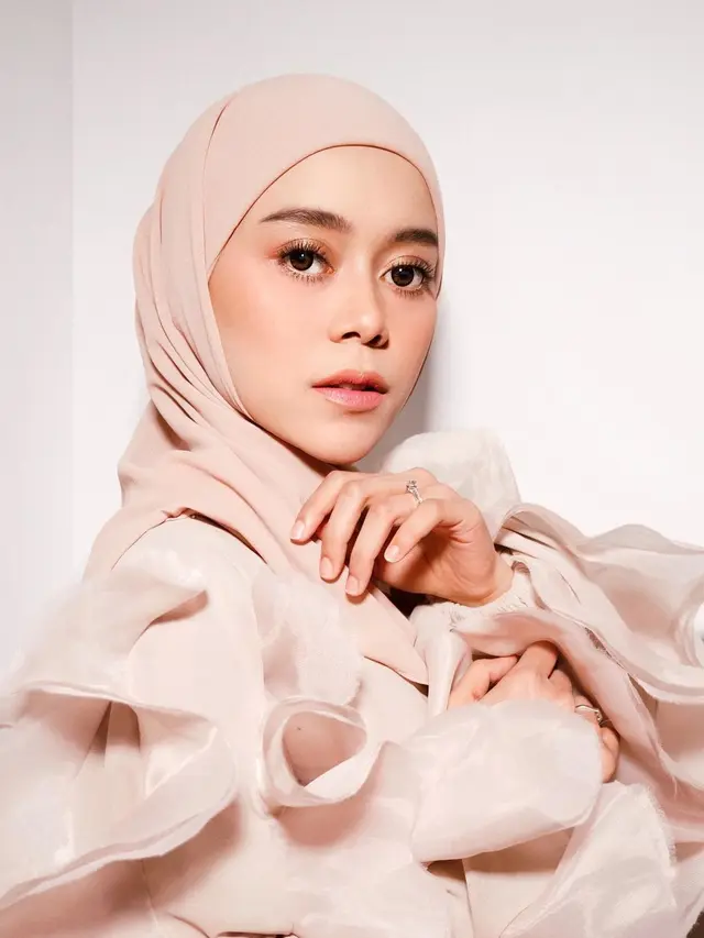 10 Potret Transformasi Gaya Hijab Lesti Kejora dari Awal Karier hingga Punya Anak