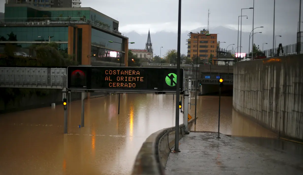 Banjir menutupi akses jalan raya di Ibu Kota Chile, Santiago, Minggu (17/4). Chile didera hujan lebat tanpa henti selama akhir pekan kemarin yang mengakibatkan banjir dan longsor. (REUTERS/Ivan Alvarado)