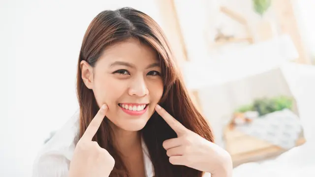 perempaun tersenyum bahagia imut