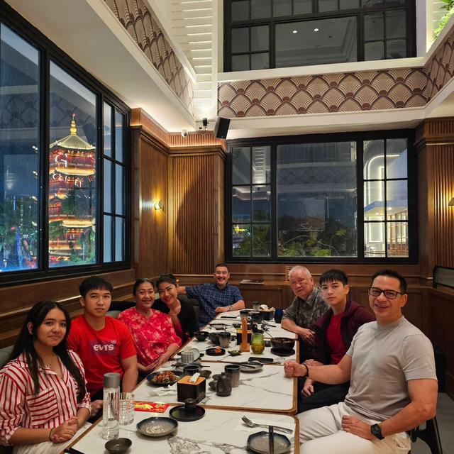 6 Potret Ari Wibowo Rayakan Imlek dengan Keluarga Inge Anugrah, Jaga Komunikasi