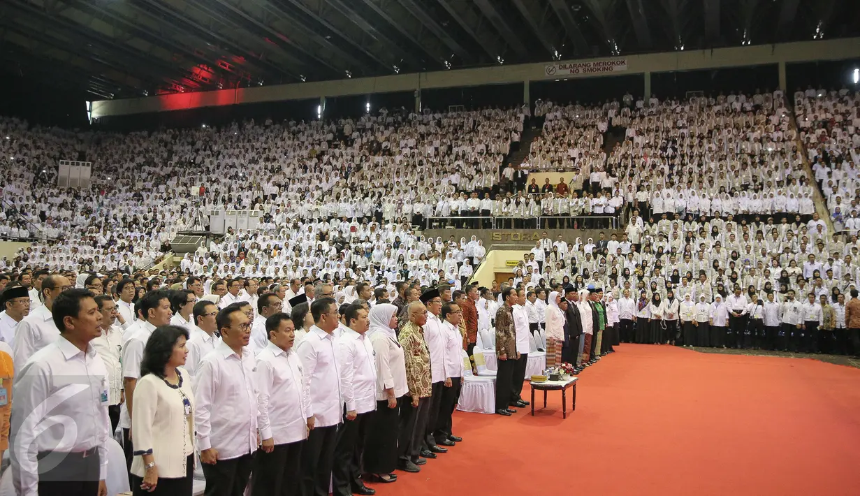 Ratusan guru menghadiri acara Peringatan Hari Guru Nasional 2015, Istora Senayan, Jakarta, Selasa (24/11). Peringatan hari guru tahun ini mengangkat tema 'Guru Mulia Karena Karya'. (Liputan6.com/Faizal Fanani)