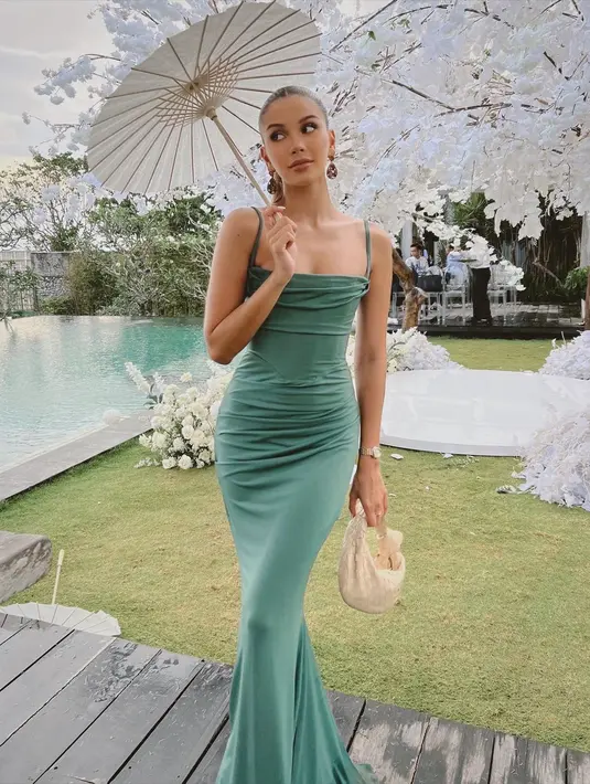Pesona luar biasa lainnya dari Alyssa. Dalam momen kondangan, Alyssa tampak mengenakan dress yang membentuk lekuk tubuhnya dengan sempurna, dipadu dengan gaya rambut sleek hair yang khas Kendall Jenner dan makeup bernuansa kecokelatan yang tak berlebihan, keseluruhan tampilannya terasa pas dan sempurna, tanpa kesan berlebihan. Foto: Instagram.