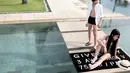 Gaya monokrom saat di pool dengan attire dari Givenchy ini juga terlihat swag.  (Foto: Instagram @winnie_mischkaaoki)