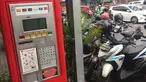 Kondisi mesin parkir yang tidak berfungsi di Jalan Sabang, Jakarta, Jumat (15/12). Berakhirnya masa kontrak PT Mata Elang Biru selaku pengelola mesin parkir menyebabkan sistem penarikan biaya parkir dilakukan secara manual.(Liputan6.com/Immanuel Antonius)