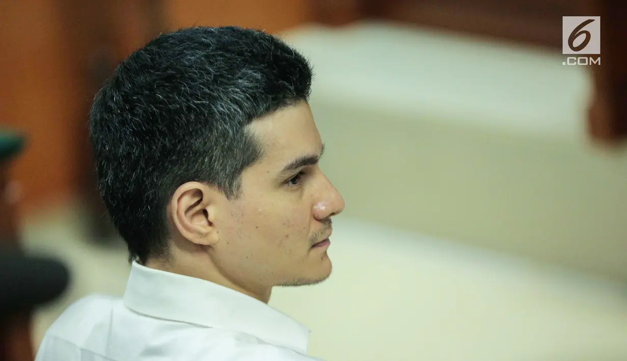 Artis Steve Emmanuel saat menjalani sidang putusan kasus narkoba di Pengadilan Negeri Jakarta Barat, Selasa (16/7/2019). Hakim menilai Steve tidak mendukung program pemerintah dalam pemberantasan narkoba. (Liputan6.com/Faizal Fanani)