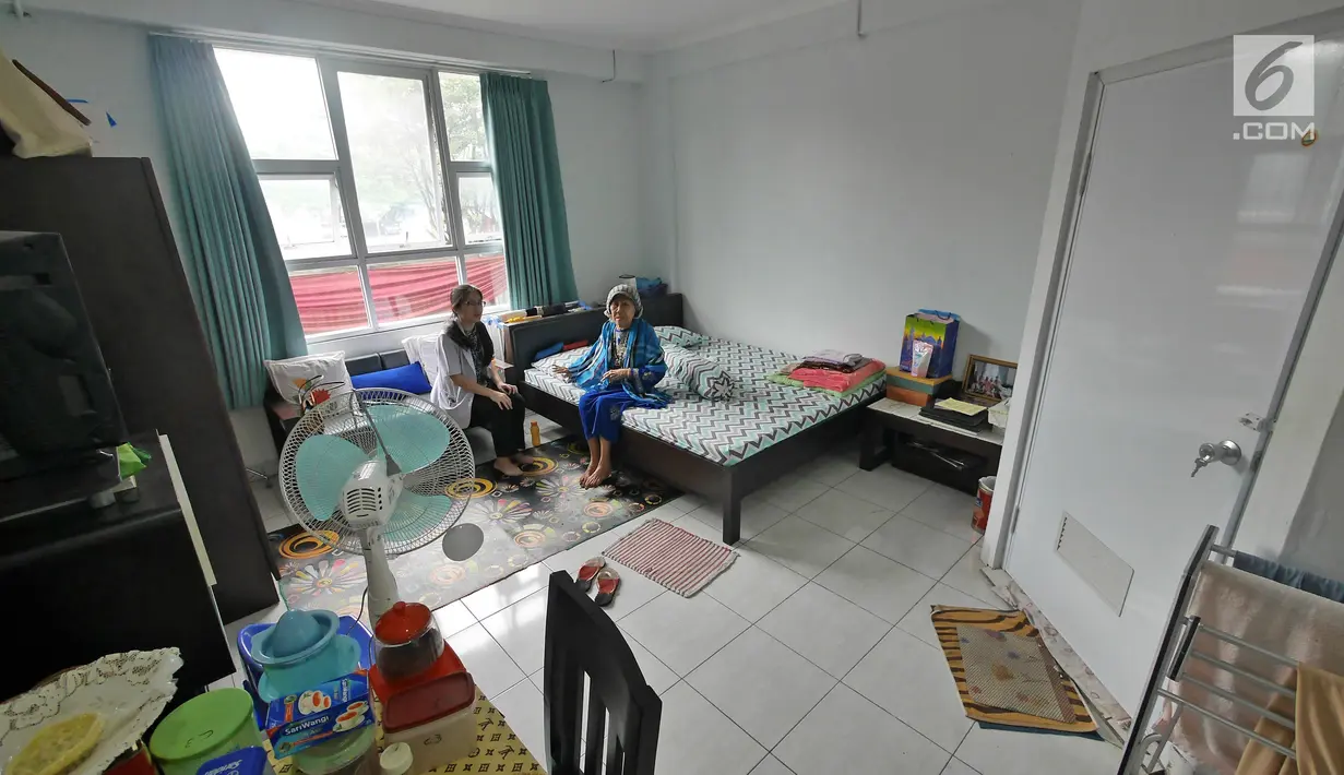Dokter melakukan visit ke kamar di rusun lansia yang ada di kawasan Cibubur, Jakarta, Selasa (24/4). Kementerian PUPR membangun satu twin block rusun khusus untuk lansia di Cibubur. (Liputan6.com/Herman Zakharia)