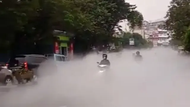 Kabut asap putih gas CO2 menyelimuti ruas jalan di sepanjang Jalan Gatot Subroto, Cimone, Kota Tangerang, Banten, Rabu (6/7/2022) pagi. Lalu lintas pun tersendat akibat insiden ini. (Istimewa)