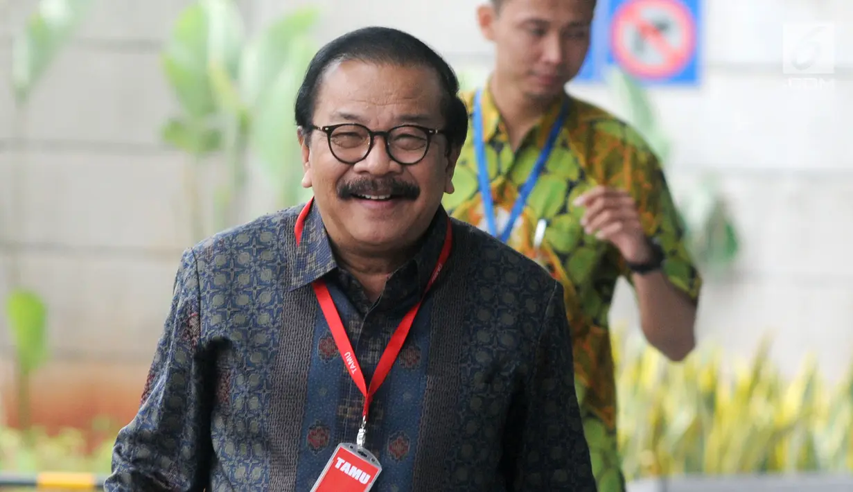 Mantan Gubernur Jawa Timur Soekarwo tiba di Gedung KPK, Jakarta, Rabu (28/8/2019). Soekarwo menyatakan tidak ada persiapan khusus sebelum menjalani pemeriksaan. (merdeka.com/Dwi Narwoko)